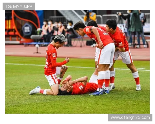 广州足球队的团队协作揭秘:如何铸就胜利之路与团结精神 广州足球队的团队协作揭秘:如何铸就胜利之路与团结精神